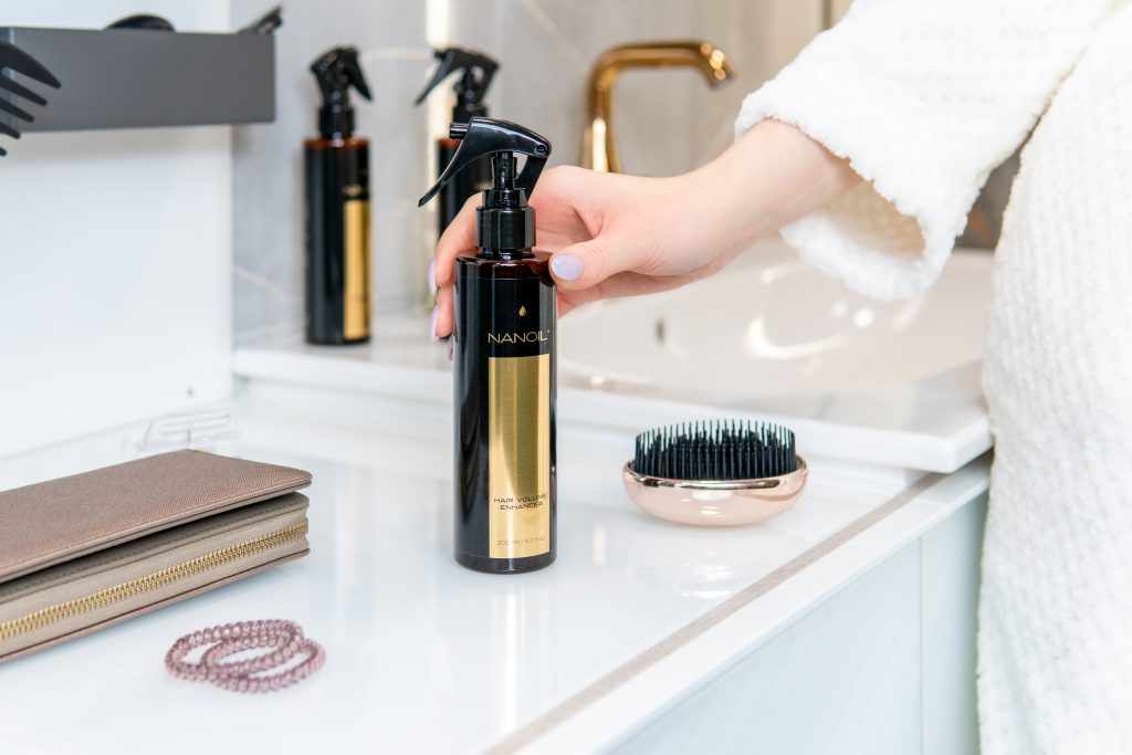 sprej pro objemnější vlasy nanoil